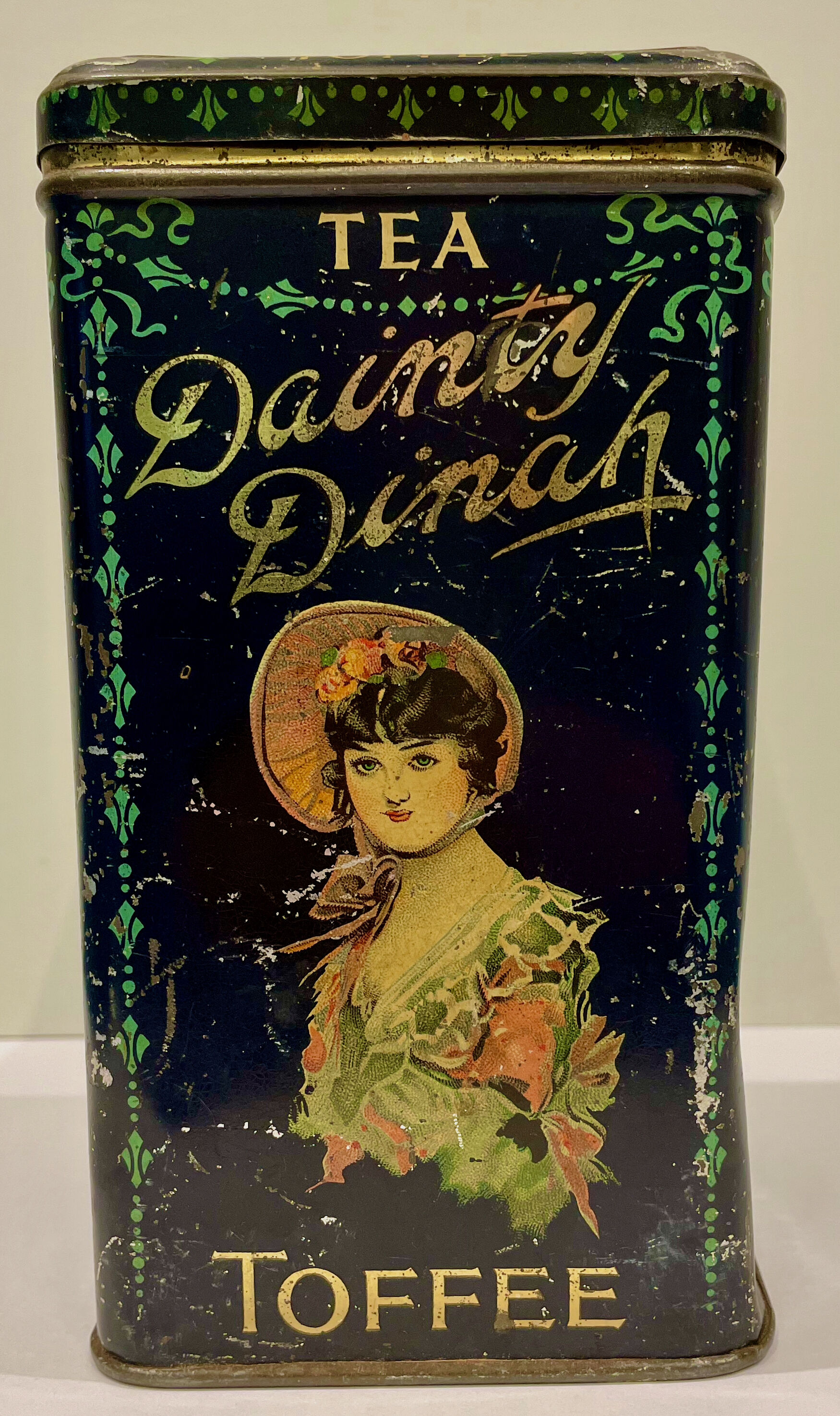 Dainty Dinah toffee tea tin