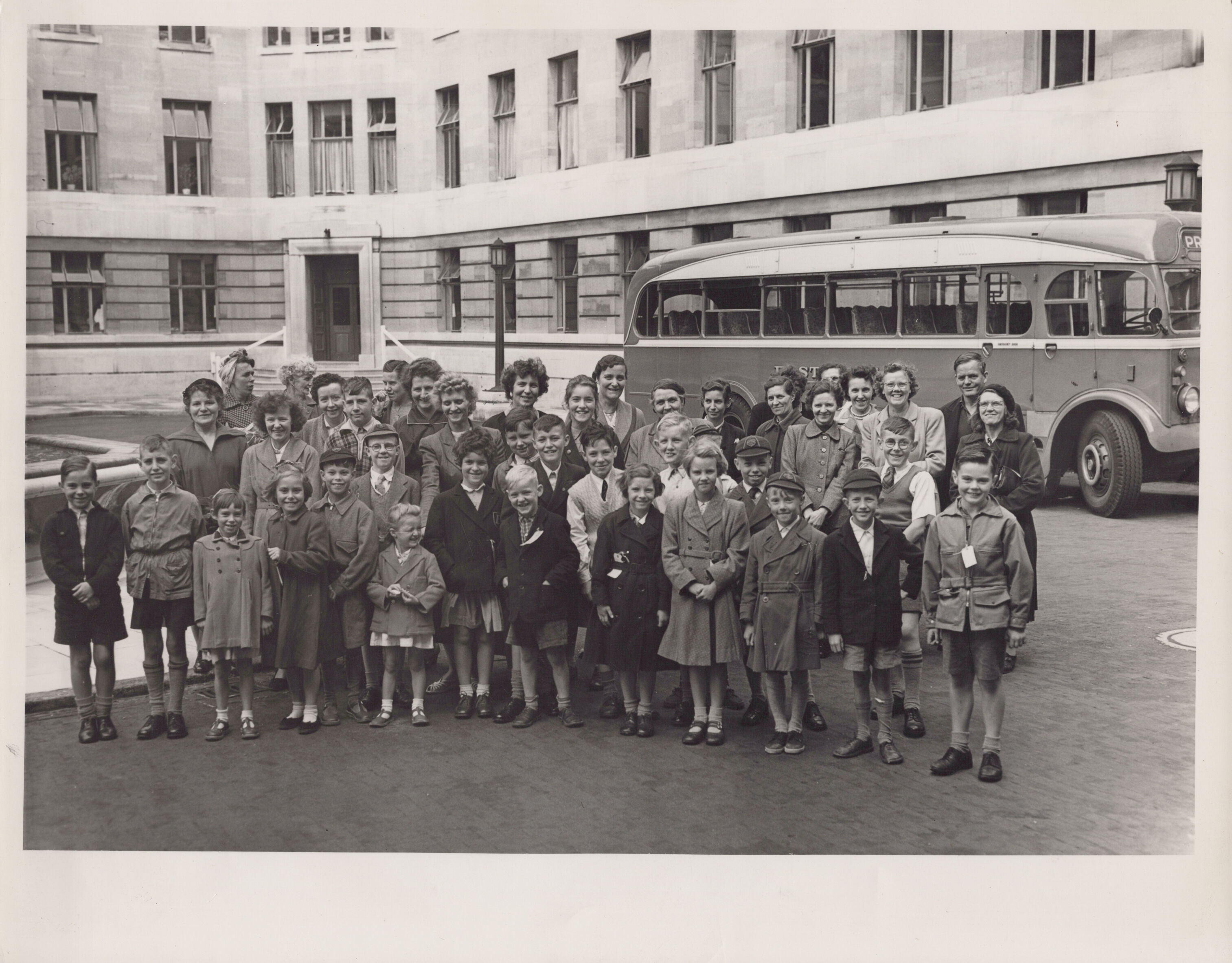 Wandsworth Town Hall, Fountain Courtyard, with children about to embark on holiday to Peace Memorial Home