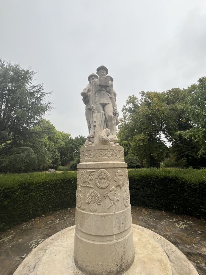 War memorial featuring three stone soldiers on a decorative plinth