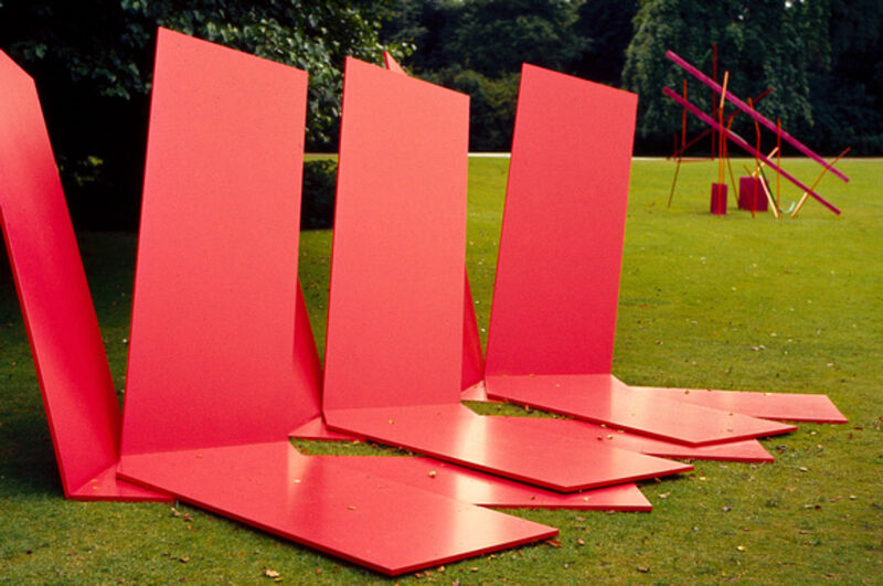 Phillip King, Slant, 1965. In background: Anthony Caro, Month of May, 1963.