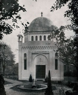 Photograph of the mosque taken around 1926 (from the London Mosque website)