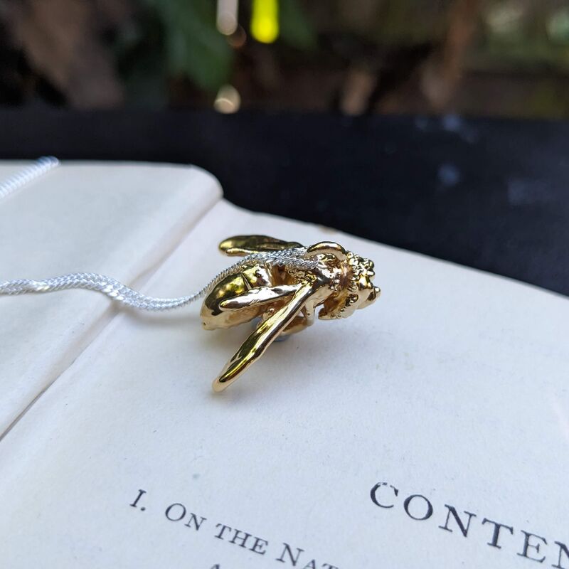 golden-hornet-necklace